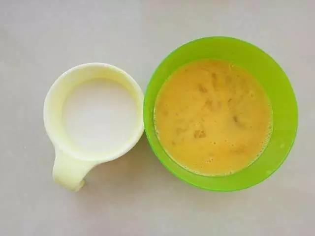 鸡蛋打散，玉米淀粉混合清水搅拌均匀，然后水淀粉倒入鸡蛋液里搅拌均匀。