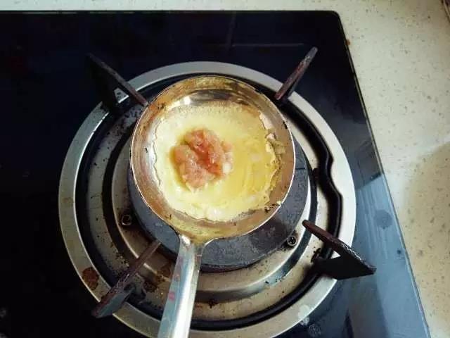 在蛋皮一边放上适量肉馅。