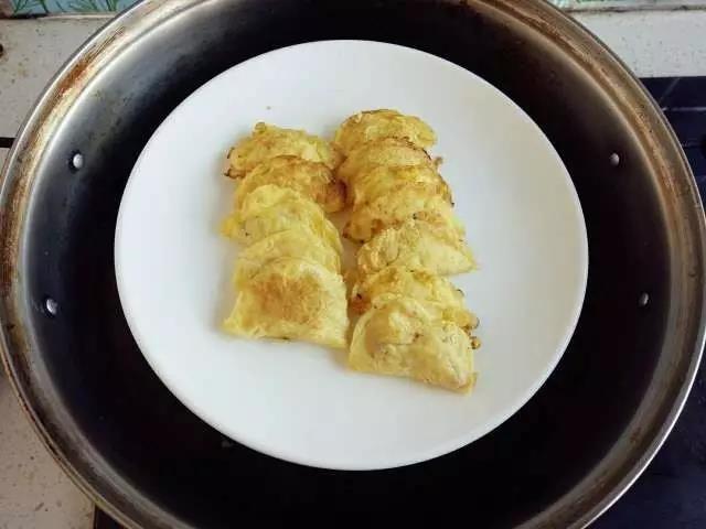 全部蛋饺码入盘中，放入蒸锅，中小火蒸十分钟即可。