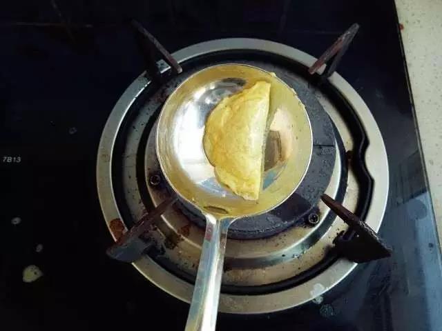 翻盖上另一边的蛋皮，使之形成一个蛋饺，两面稍微煎金黄，盛出待用。