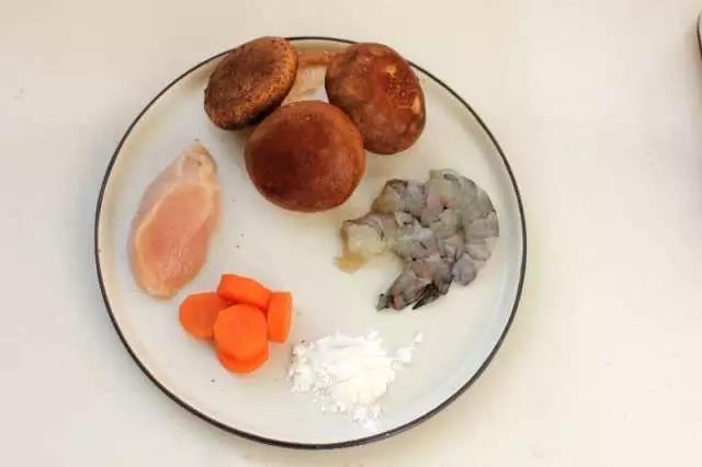 准备食材，虾去壳去虾线。