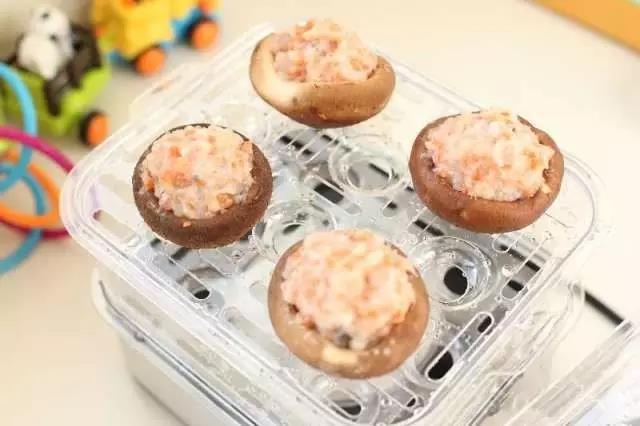 将香菇盏码放在蒸锅中。