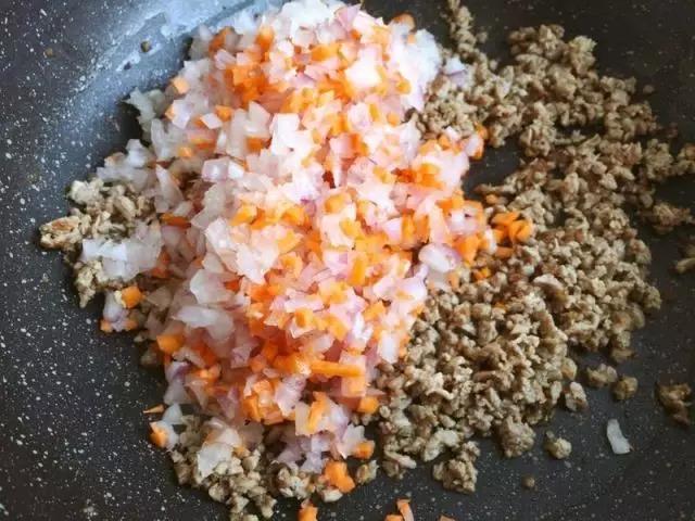 先将牛肉用食用油煸炒一下，然后加入胡萝卜、洋葱一起煸炒。