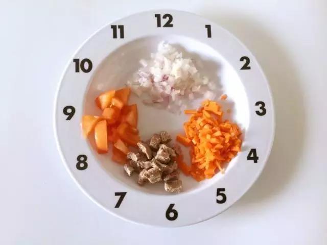 牛肉焯水后将所有食材切丁。