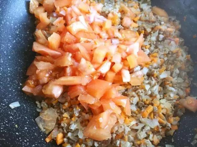 加入西红柿继续煸炒，直到煸出西红柿汁。