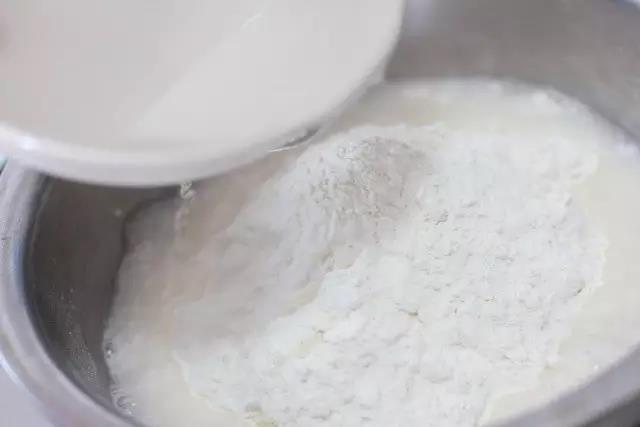 第1步：把水一点一点倒入面粉里。