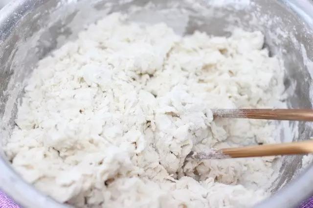 第2步：搅拌成如图所示的絮状。