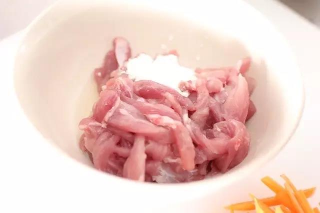 第5步：里脊肉切丝，用一半蛋清和少许淀粉抓出黏浆。
