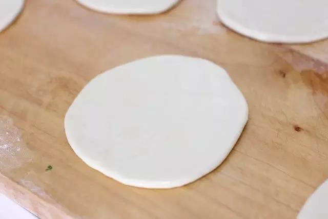 第9步：擀成饺子皮大小的饼，再在表层抹油。 