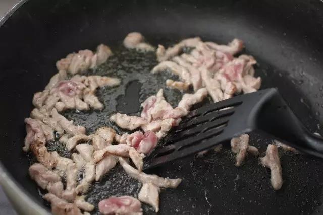 第12步：锅中放油，温热时放入肉丝翻炒。