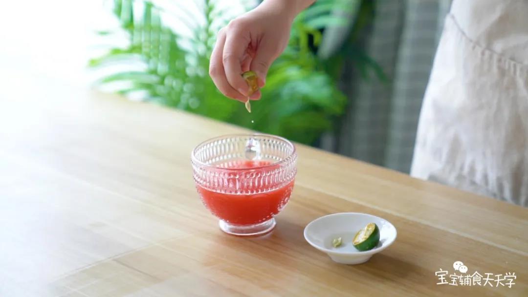 西瓜汁挤入小青柠汁