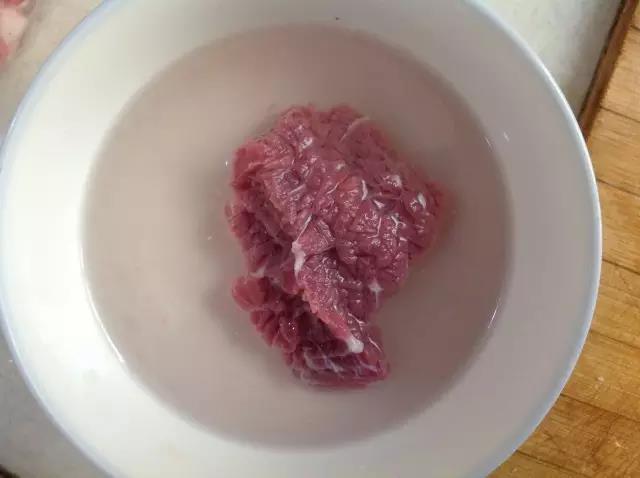 第1步：牛肉50克洗净。