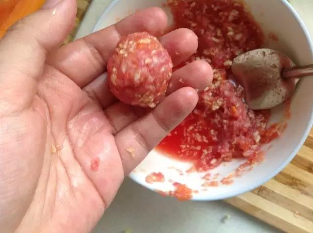 第9步：取1/4肉泥，挤掉水分捏成丸子。