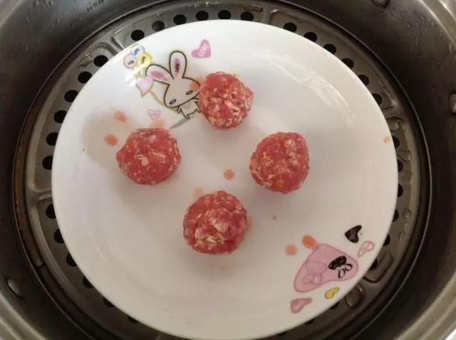 第10步：全部捏好后放入蒸锅，上汽后蒸15分钟。