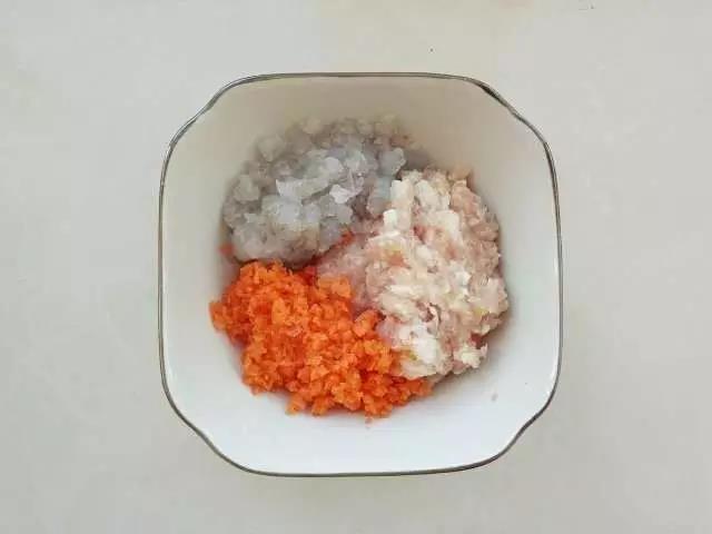 鲜虾去皮去虾线剁成泥，肥瘦猪肉混合剁碎，胡萝卜切末。