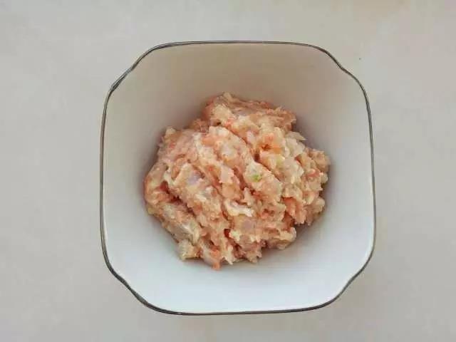 馅料中加入半个鸡蛋清、葱末、少许橄榄油、一点点盐搅拌均匀。