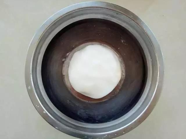 澄粉混合面粉，倒入沸水搅拌到没有干面后揉成光滑面团，醒20分钟。