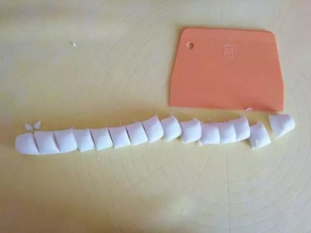 面团分割成差不多大小的剂子。