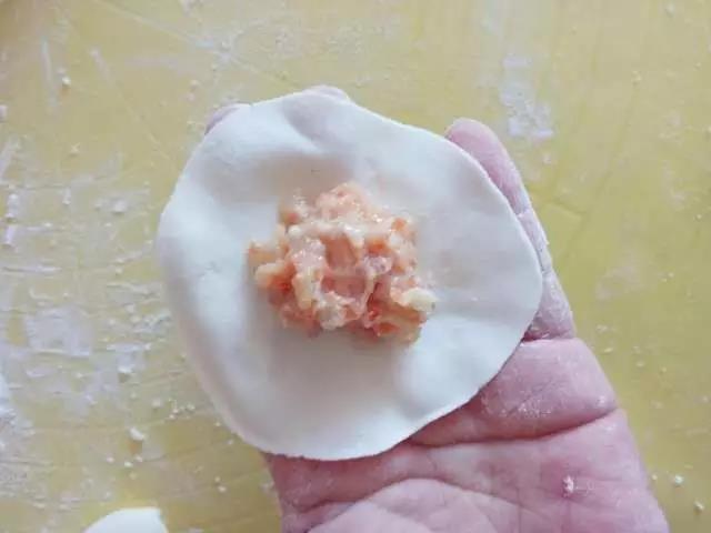 擀成稍薄一点的面皮，放上调好的馅料。
