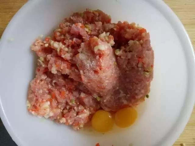 剁好后加入鹌鹑蛋、少许盐和油，顺时针搅上劲，放置备用。