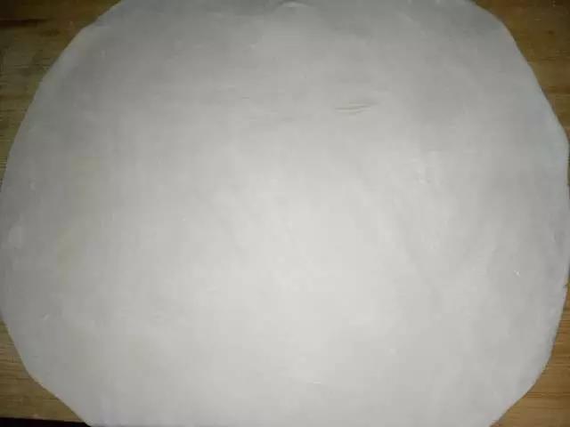 将面团擀成一张薄薄的面皮。