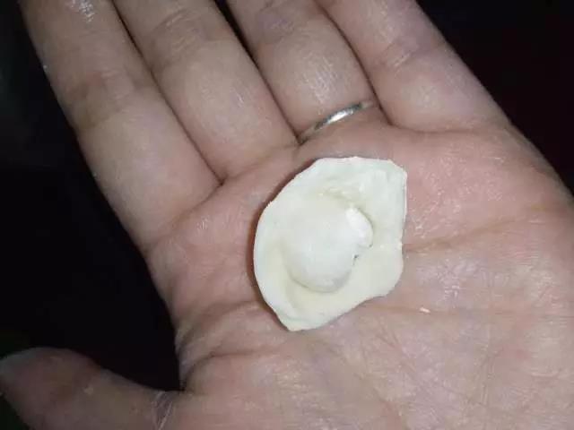 下方两个角捏在一起就好了。