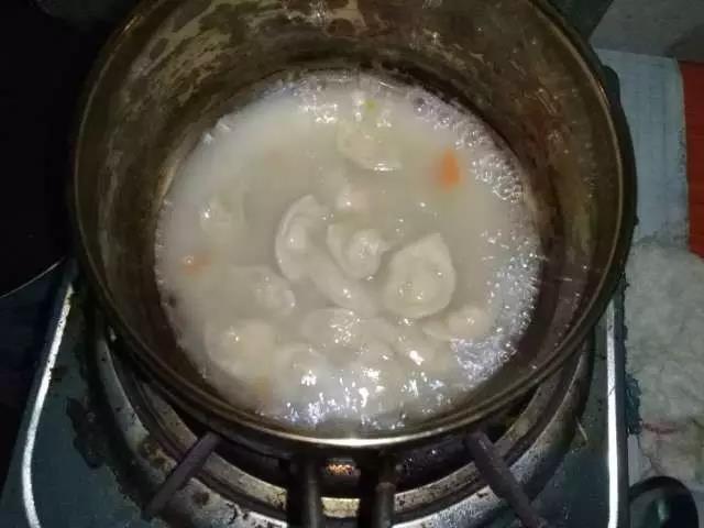 水开后加入适量冷水，反复两次，待云吞都飘起来了就说明熟了。