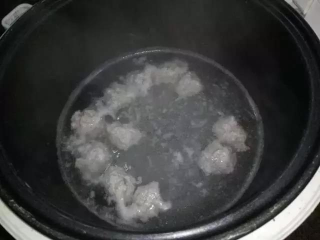 第5步：待丸子全飘起来就说明熟了，捞出备用。