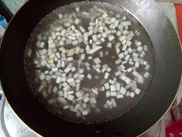 第6步：取另一口锅，锅内倒入少量的油，把冬瓜煸炒一下，然后倒入适量清水。