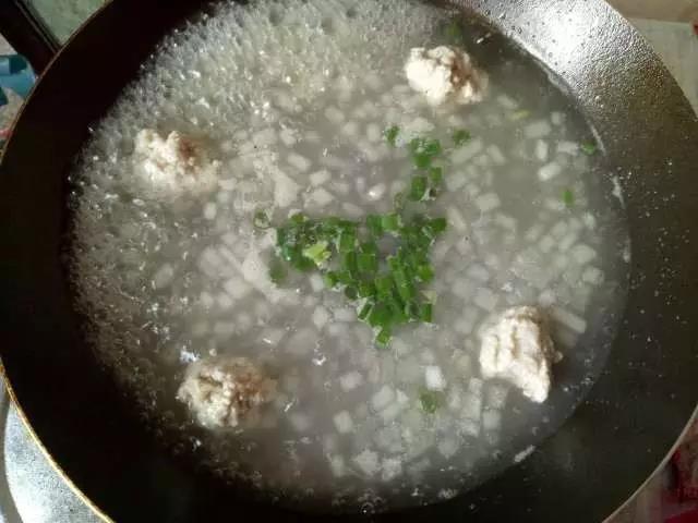 第8步：中火煮3分钟，放入葱花就可出锅。