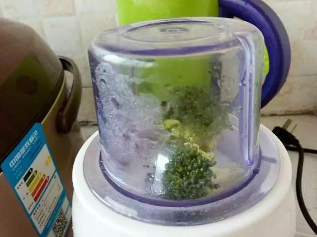 剩余的西兰花加少许水加入料理机打碎成汁。