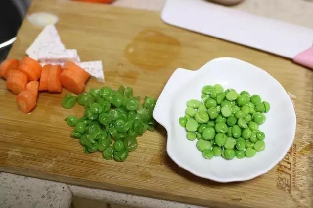 胡萝卜、芋头切块，豌豆去皮。
