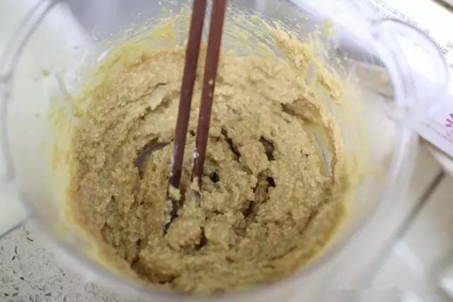 顺一个方向搅拌至上劲儿。