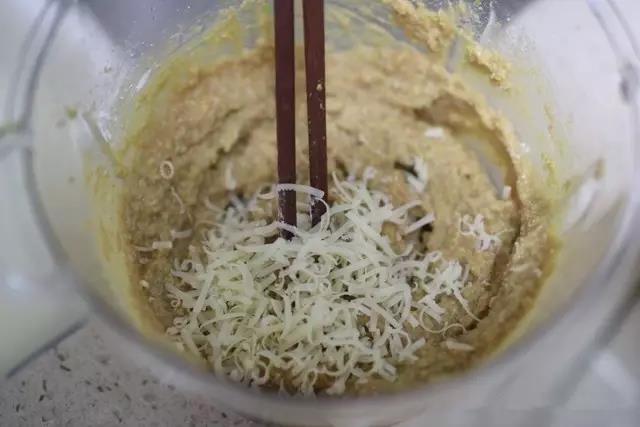 最后加入奶酪碎搅拌均匀。