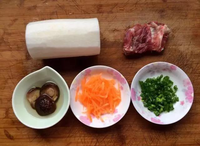 第1步：白萝卜去皮，香菇泡发1个小时，葱切成葱花，胡萝卜擦丝。