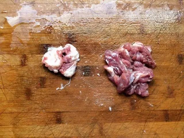 第2步：肉切小块，挑出筋。