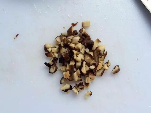 第3步：香菇洗净拧干水，切碎。