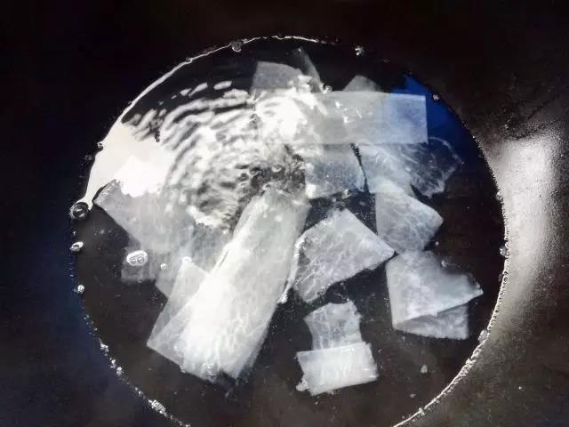 第6步：锅中放入少许盐，烧开后放入白萝卜皮焯一下，将焯好的萝卜薄片过凉水后沥干水份。