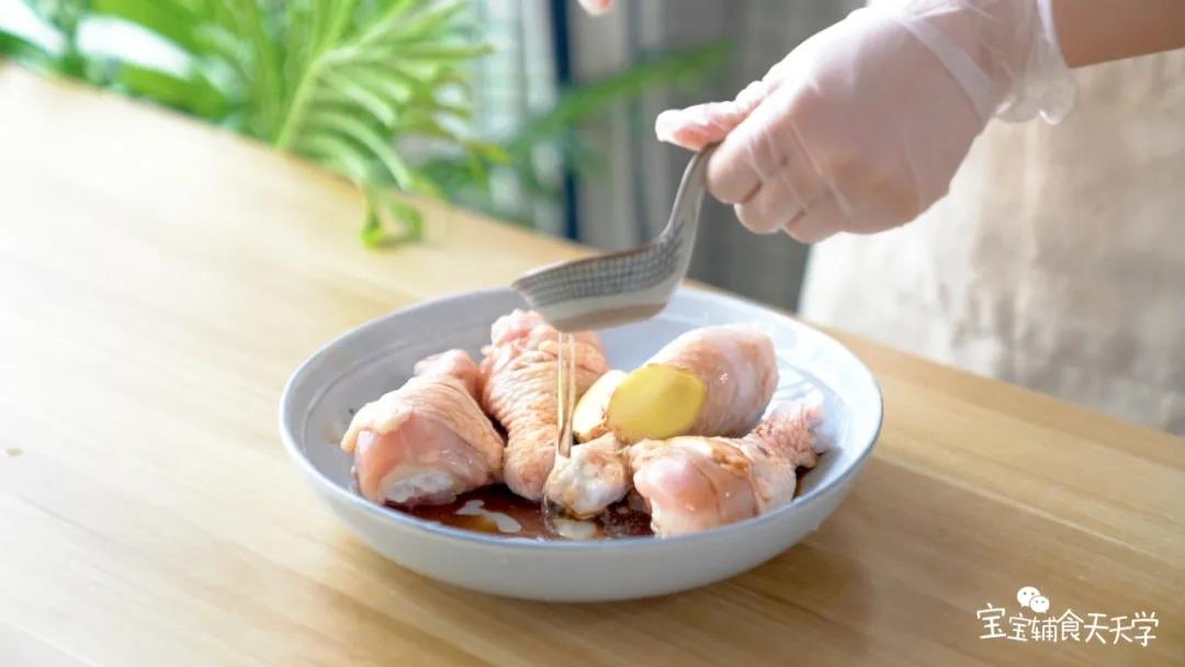 鸡腿加入酱油、食用油和姜片腌制20分钟以上