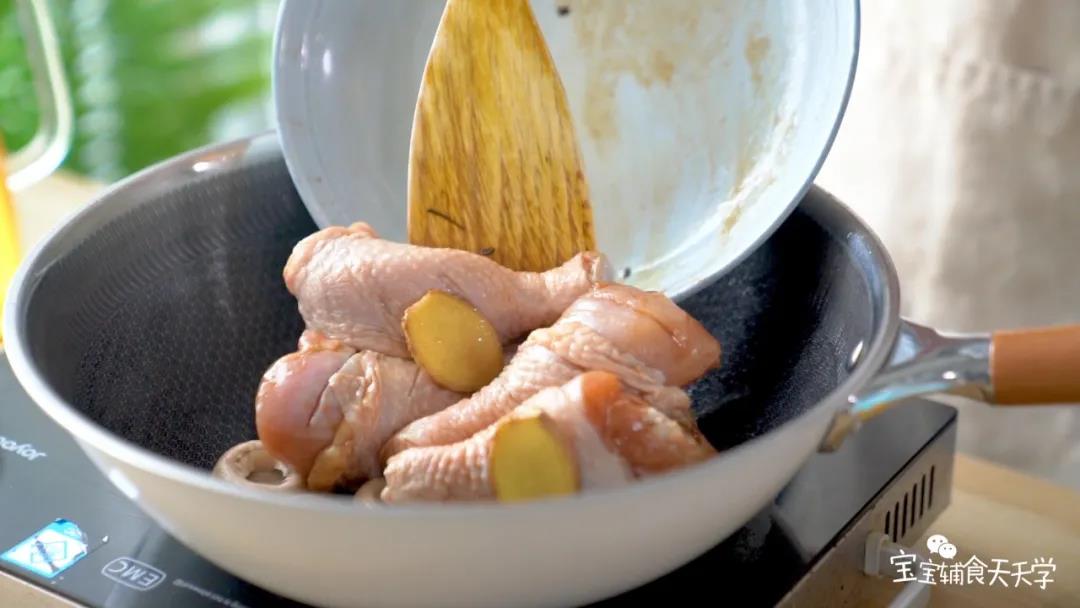 放入鸡腿，煎香