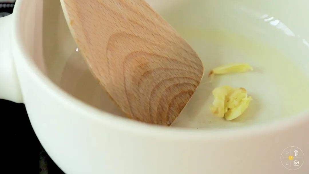 热锅倒油，倒入蒜瓣炒香