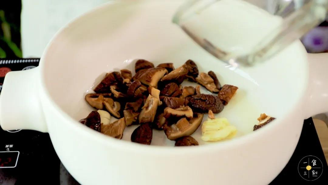 倒入香菇、口蘑、杏鲍菇翻炒