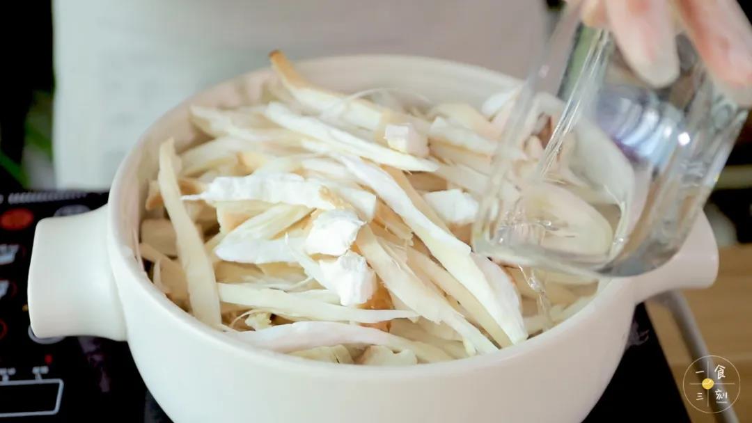 倒入适量清水，加盖焖煮至变软