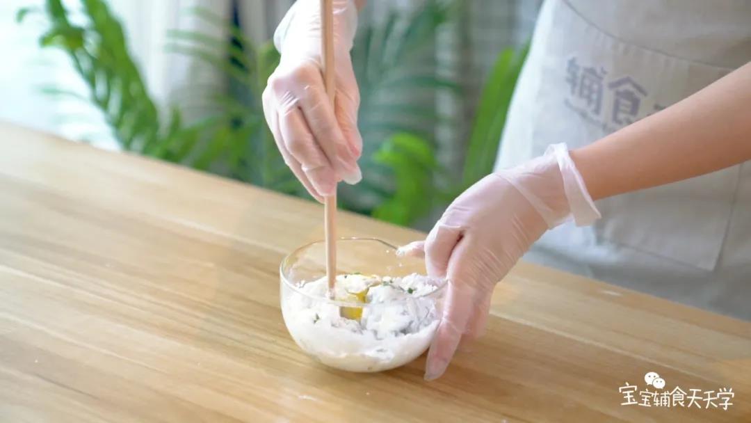 顺一个方向搅拌至有筋