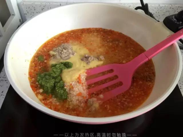 倒入西兰花、牛肉和玉米泥。