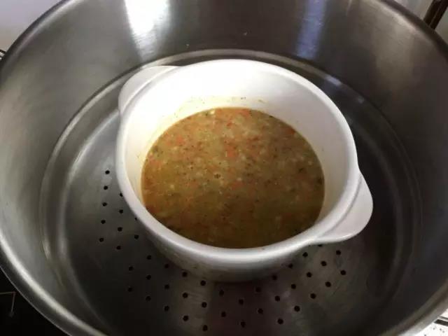 所有食材盛出倒入碗内，上锅蒸30分钟左右至软烂即可。