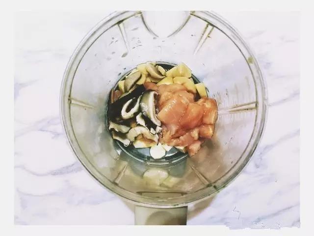 山药、香菇、鸡胸肉一起搅拌成泥糊状。