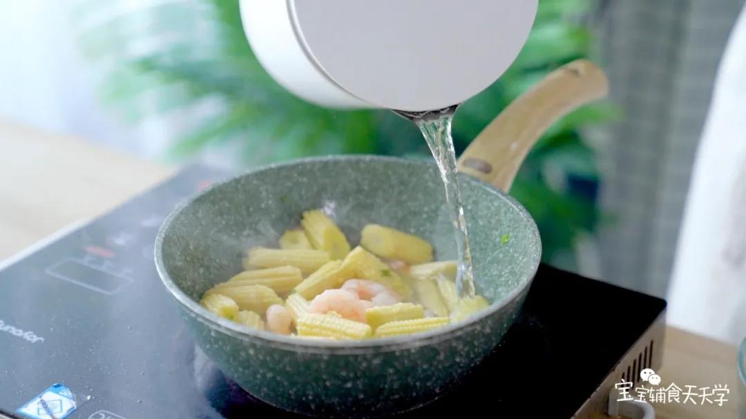 倒入少许水，焖至软熟