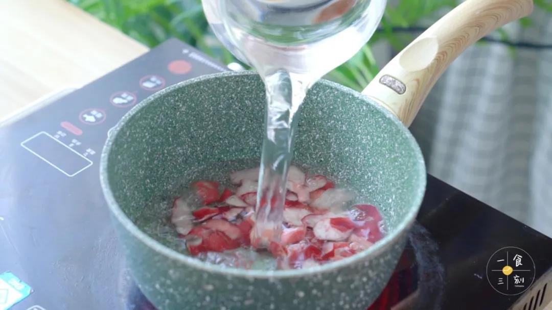 锅中加入500毫升白开水，和桃子皮煮至变粉色，捞出果皮