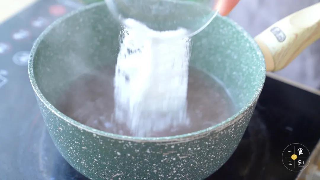 加入白凉粉，煮开2分钟